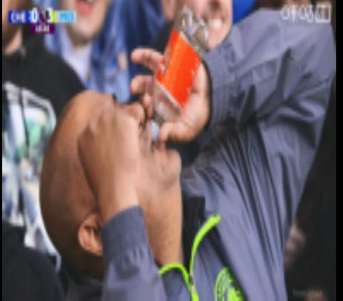 老哥你火了！看臺曼城球迷拿著阿森納標志水瓶瘋狂嘲諷，實力搶鏡