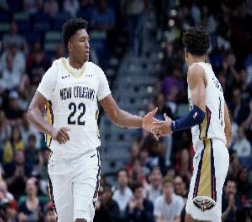 菜鸟撑起进攻！半场13号秀奎因砍17分11板7号秀费尔斯拿16分4板