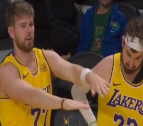 攢勁的節(jié)目！湖人主場(chǎng)觀眾席驚現(xiàn)山寨版東契奇&蒂米假東子秀熱舞