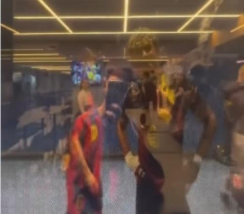 諾坎普VIP區域可透過玻璃觀看球員通道，亞馬爾與朋友打招呼