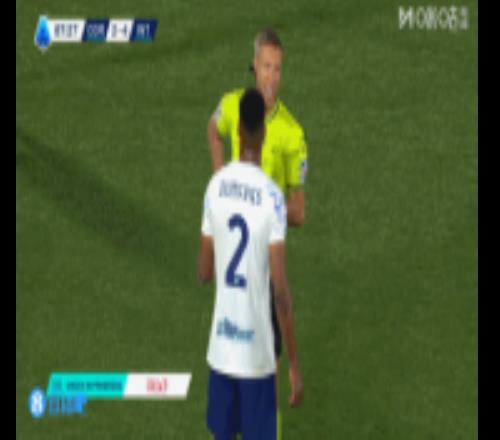 这也能给点吗博尼飞身封堵被帕斯踢中，后者倒地科莫获点