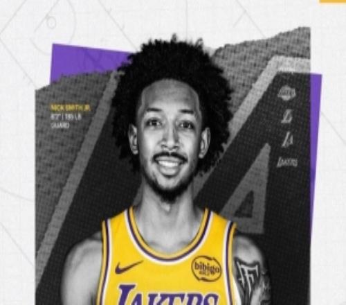 征戰(zhàn)季后賽！湖人官方曬照宣布正式簽下小尼克史密斯