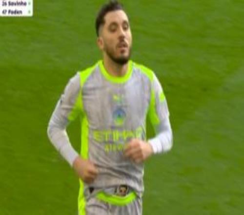 太抽象了！謝爾基被換下場時疑似將護腿板塞在球褲邊緣漏出一個角