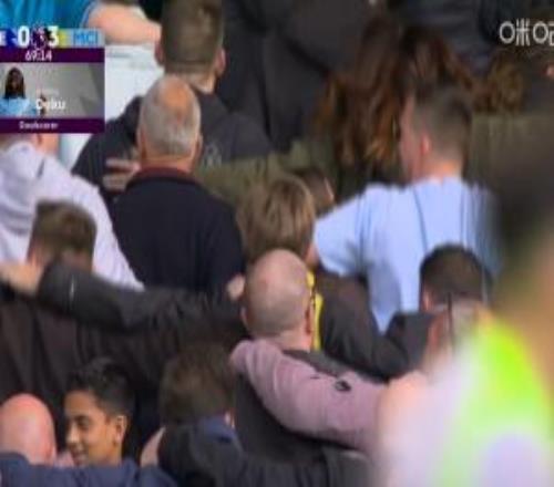 嗨起來！曼城30領先藍軍，看臺曼城球迷們肩并肩開始跳！