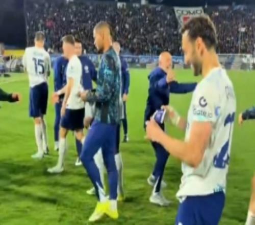 恰爾汗奧盧賽后與勞塔羅擁抱慶祝，并給后者戴上隊長袖標