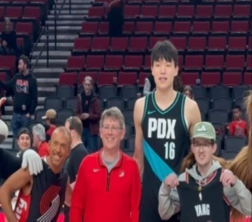 常規(guī)賽收官！楊瀚森把球衣送給從1971年就開始支持球隊的老球迷