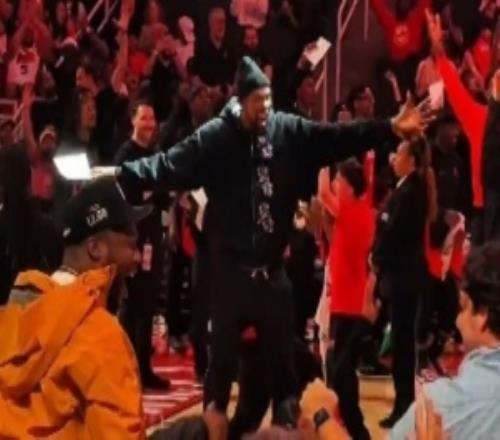 杜三歲！火箭現(xiàn)場(chǎng)小朋友唱跳rap杜蘭特加入其中小秀舞姿點(diǎn)燃全場(chǎng)