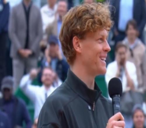 辛納冠軍致辭：祝阿爾卡拉斯一切順利，感謝我的團隊把我逼到極限