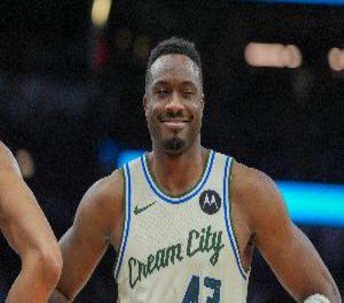 還能跟著弟弟混嗎字母哥哥本賽季場(chǎng)均1.4分0.9板三分命中率0%