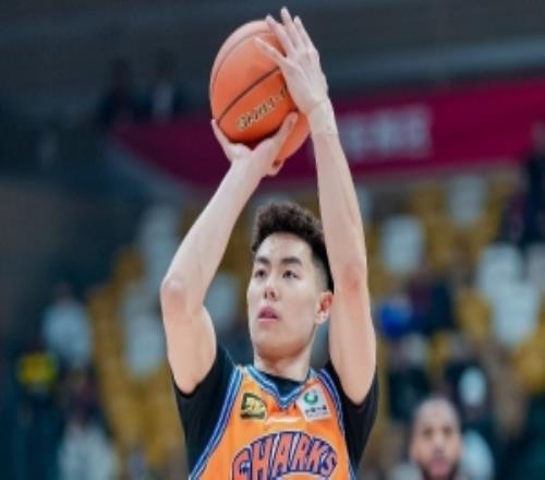 媒體人：球員和場(chǎng)邊朋友互動(dòng)很正常工作人員又推又搡真的不應(yīng)該