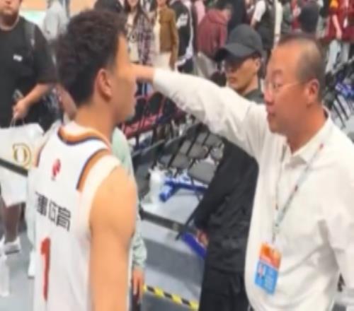 這昨晚賽后李添榮欲與場(chǎng)邊球迷擊掌遭北京主場(chǎng)工作人員攔截