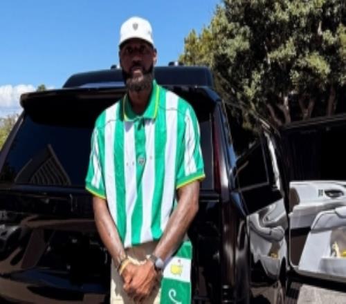 詹姆斯曬上身耐克聯名服裝照：高爾夫大師賽周日！祝各位好運！