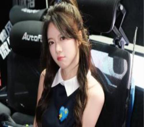 美女主持人駱歆曬照：藍(lán)色愛(ài)心甜美笑容