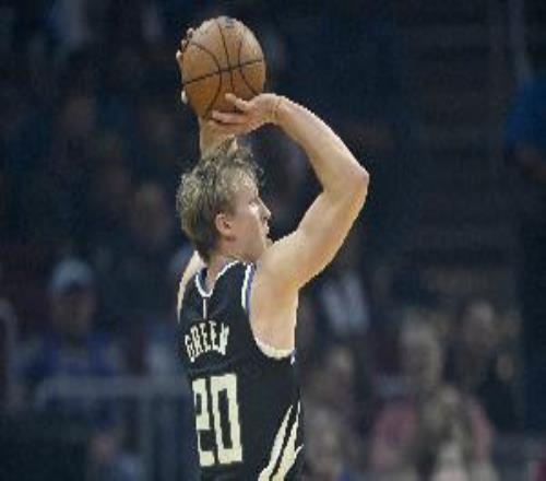 火熱雙槍！AJ格林半場5記三分砍19分瑞安半場9中5得15分