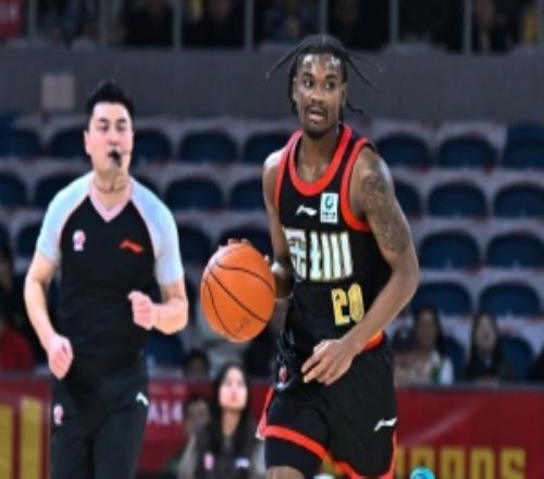 記者：馬凱爾約翰遜近期將回國(guó)養(yǎng)傷臨行前帶走了一顆比賽用球