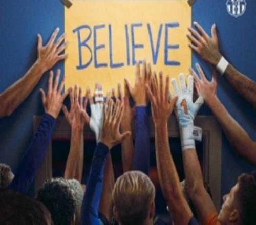 巴萨晒海报：致敬美剧《足球教练》，球员将手覆在“相信”标语上