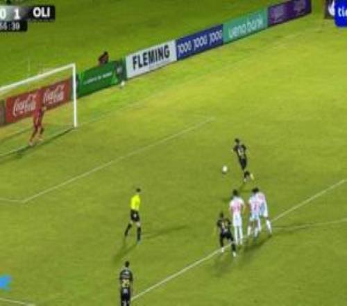 活久見！巴拉圭聯賽球員罰點被撲，對方解圍擊中其臉部后皮球彈進