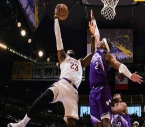 老當益壯！湖人曬贏球海報：詹姆斯人群中起飛不可阻擋