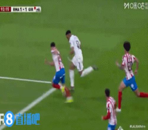 比賽第88分鐘，姆巴佩在禁區(qū)內(nèi)被肘擊流血，但主裁判沒有判罰點(diǎn)球，VAR也沒有介入。