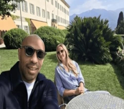 悠閑假期！亨利與妻子現(xiàn)身意大利科莫湖放松身心