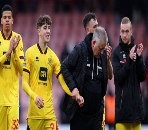 謝菲爾德聯(lián)隊主教練克里斯·懷爾德拉著阿布拉斯特的手腕