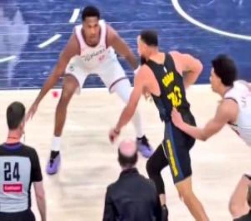 直愣愣看著庫(kù)里被拉被拽不吹勇媒吐槽裁判判罰：太垃圾了