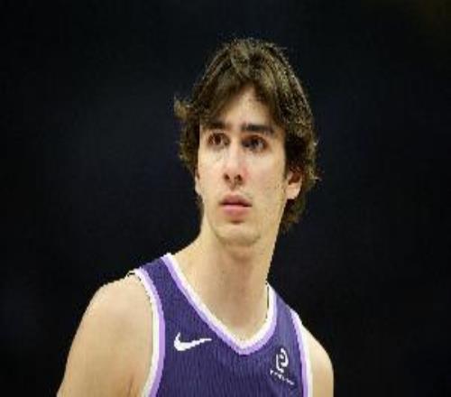 場(chǎng)均12.5分7.5板！42號(hào)秀雷諾：我拿薪水打球很感激能打NBA