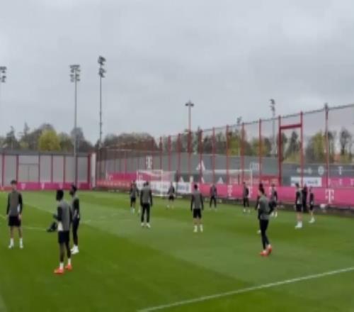 幾乎全員仁！除了卡爾、烏爾賴希之外，其余拜仁球員均參加訓(xùn)練