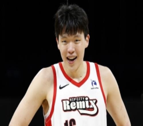 解說(shuō)：除了身體方面楊瀚森新秀賽季后對(duì)籃球的認(rèn)知也提升了