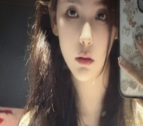 解說Rita分享自拍照并配文：又期待