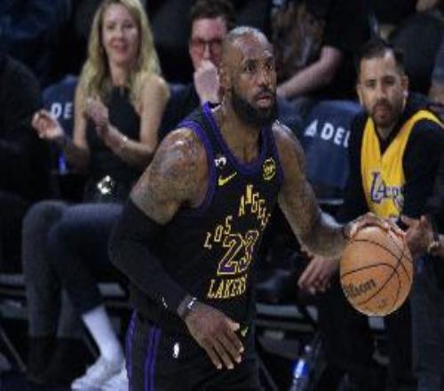 A史密斯：41歲的老詹能保持健康為啥東里不行大家真該覺得丟人