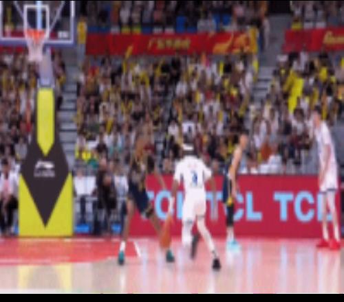 動作有點大！王少杰防守法爾被吹違體犯規(guī)但后者兩罰不中