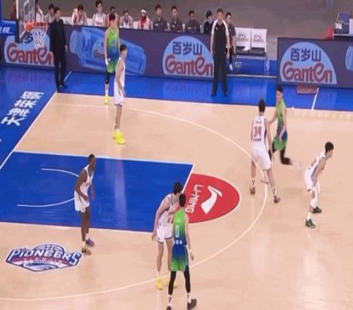 齊麟情緒激動疑似喊隊友犯規(guī)