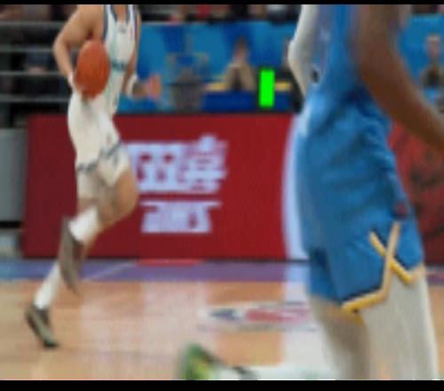 看起來(lái)挺嚴(yán)重！韋瑟斯龐倒地爭(zhēng)搶球被陳盈駿壓到腿被攙扶出場(chǎng)