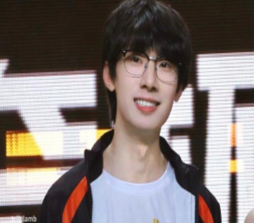 寶藍(lán)寶寶拿藍(lán)Baolan提問：周瑜周周吃魚怎么對比較工整