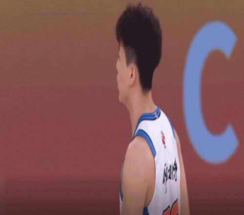 葛浩然犯規(guī)后一臉疑惑 疑似指了指齊麟苦笑