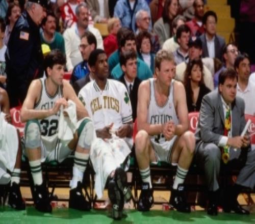 絕殺球給喬丹還是伯德帕里什：遠(yuǎn)投給伯德中距離給喬丹