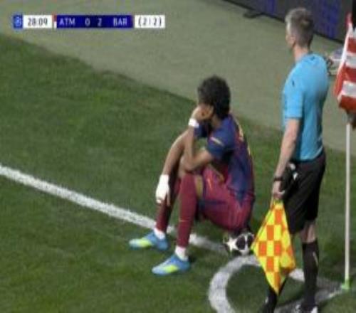 在想什么呢費爾明被踢出血接受治療，亞馬爾在角旗區(qū)坐球等待