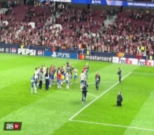 阿斯：晉級(jí)歐冠四強(qiáng)后，馬競(jìng)?cè)?duì)齊聲高唱反皇馬歌曲