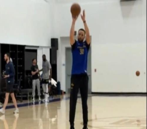 既快又準(zhǔn)！庫(kù)里訓(xùn)練中兩分鐘內(nèi)連續(xù)飆中36記三分出手彈無(wú)虛發(fā)