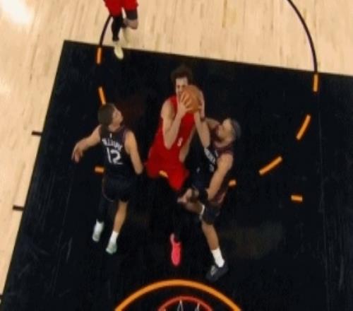 看著都疼！阿夫迪亞強(qiáng)攻打進(jìn)但擊中狄龍面部吹進(jìn)攻犯規(guī)進(jìn)球無(wú)效