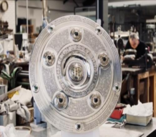 官方：本賽季德甲冠軍獎盤增加更大的圓環(huán)，滿足未來30年冠軍刻名