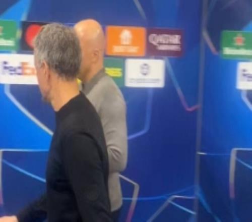 博主社媒曬視頻，斯洛特與恩里克賽后笑著邊走邊聊