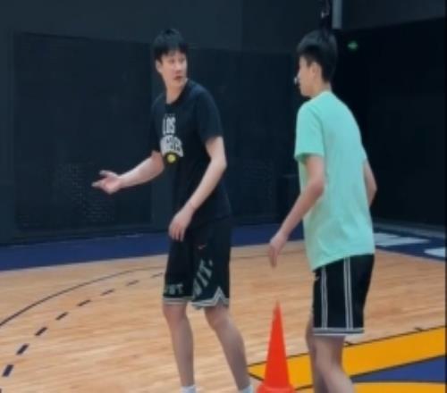 滿滿的干貨！丁彥雨航給國青小將呂飛燕傳授如何利用掩護(hù)出機(jī)會