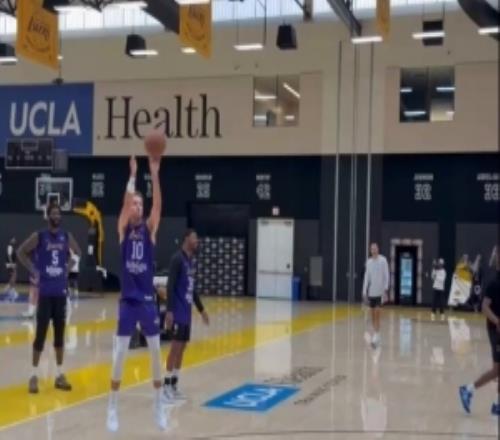 肯納德連中8記三分贏得投籃比拼艾頓佩服到“五體投地”