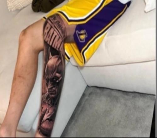 多納魯馬秀出新紋身：紋在左小腿上的蝙蝠俠頭像