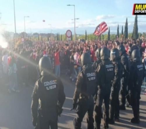 狂熱，部分馬競球迷賽前堵在道路中央，警察介入維持秩序