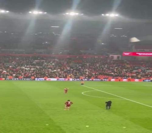 告別法老紅軍生涯歐冠最后一戰(zhàn)！球迷賽后高唱薩拉赫之歌送別