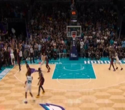 神兵天降！科比懷特底角接球轉(zhuǎn)身超難三分轟炸率隊(duì)扳平比分
