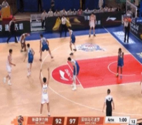 連珠炮！周鵬外線開火連中2記三分幫助球隊占據(jù)場上主動